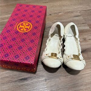 Tory Burch Cream Leather Ballet Flats Size 7.5 Gold Logo Medallion Good Used
